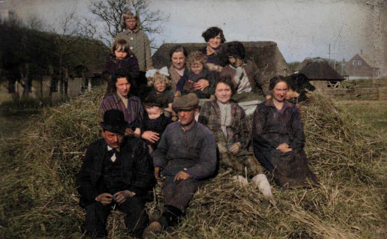Vindeby-Familien_1928-Colorized